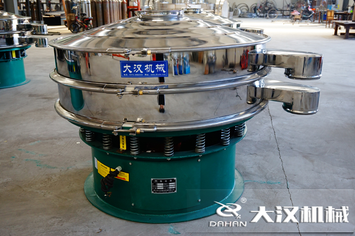 磨料振動篩也是旋振篩，其根據(jù)不同的物料可以成為不同的產(chǎn)品有不同的產(chǎn)品名稱，為了方便用戶的分辨與查找。