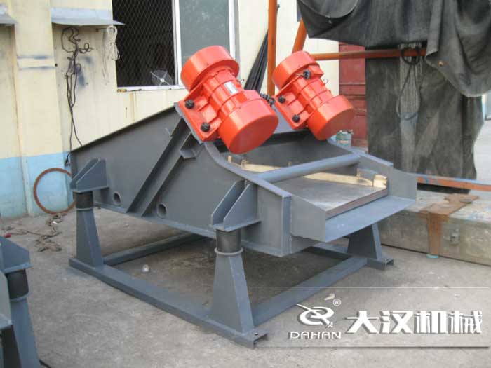 礦用振動(dòng)篩采用優(yōu)質(zhì)的錳鋼材質(zhì)，主要特點(diǎn)就耐磨性強(qiáng)，對(duì)于礦用振動(dòng)篩來說其，耐磨性是非常重要的。