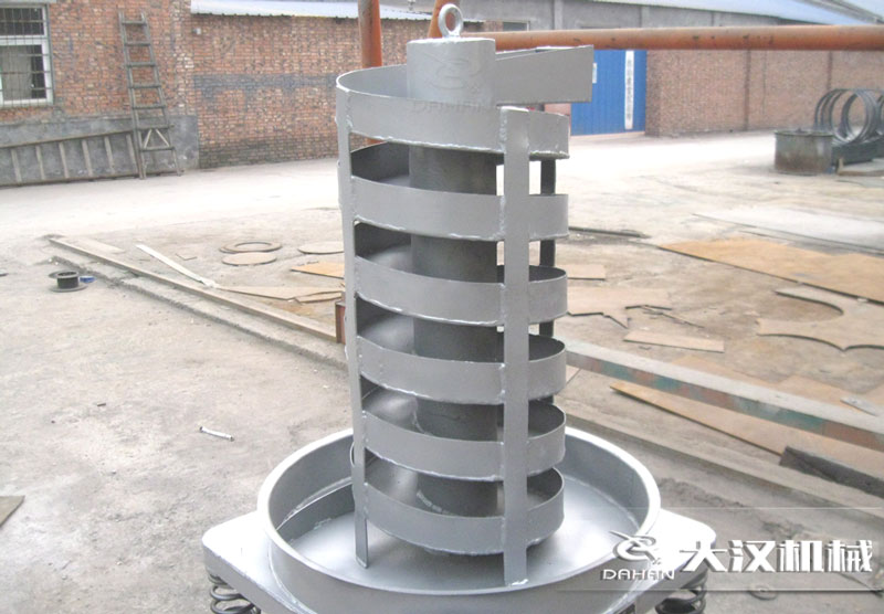 DZC垂直振動提升機(jī)：由于該產(chǎn)品屬于一種向上式的輸送和擺放方式所以，對于空間大小的要求較小。