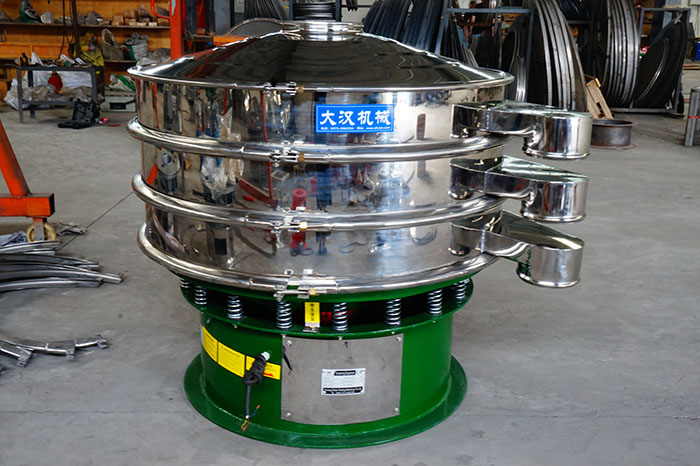 1500型振動篩主要采用的是不銹鋼材質(zhì)+碳鋼材質(zhì)所制成的。