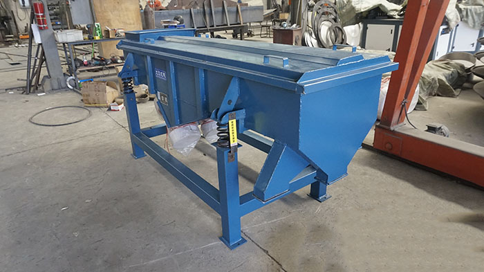 520型直線振動篩主要采用的還是304不銹鋼材質(zhì)，能夠?qū)崿F(xiàn)長久化衛(wèi)生化的物料的篩分。