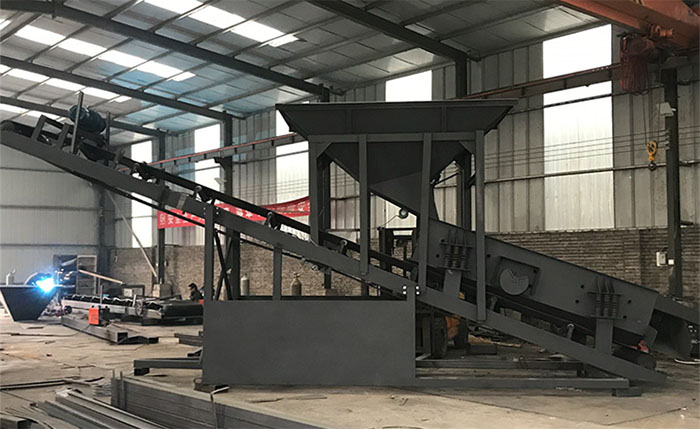 振動篩沙機產(chǎn)品概述：該產(chǎn)品比較適合河道篩沙，沙場篩沙，篩分效率高，經(jīng)久耐用，不易損壞。