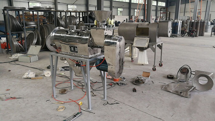 氣旋篩分機(jī)的特點(diǎn)：全不銹鋼材質(zhì)選擇，使用壽命更加長(zhǎng)久，防腐蝕，防酸堿性強(qiáng)。