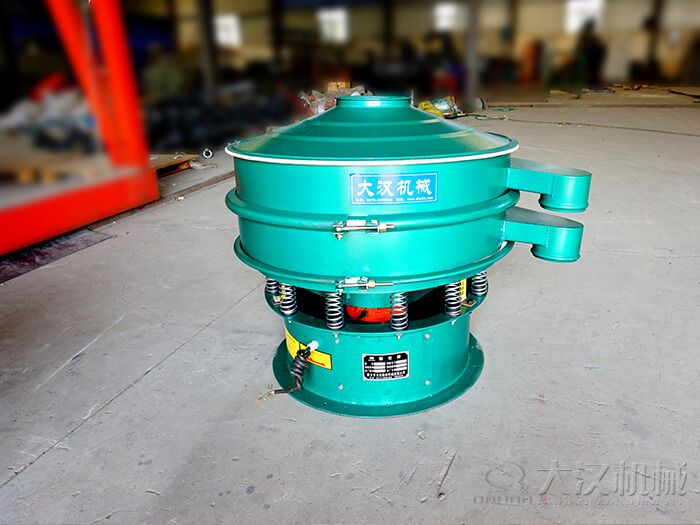  圓形振動(dòng)篩采用碳鋼材質(zhì)價(jià)格便宜，使用便利，篩分效果好。