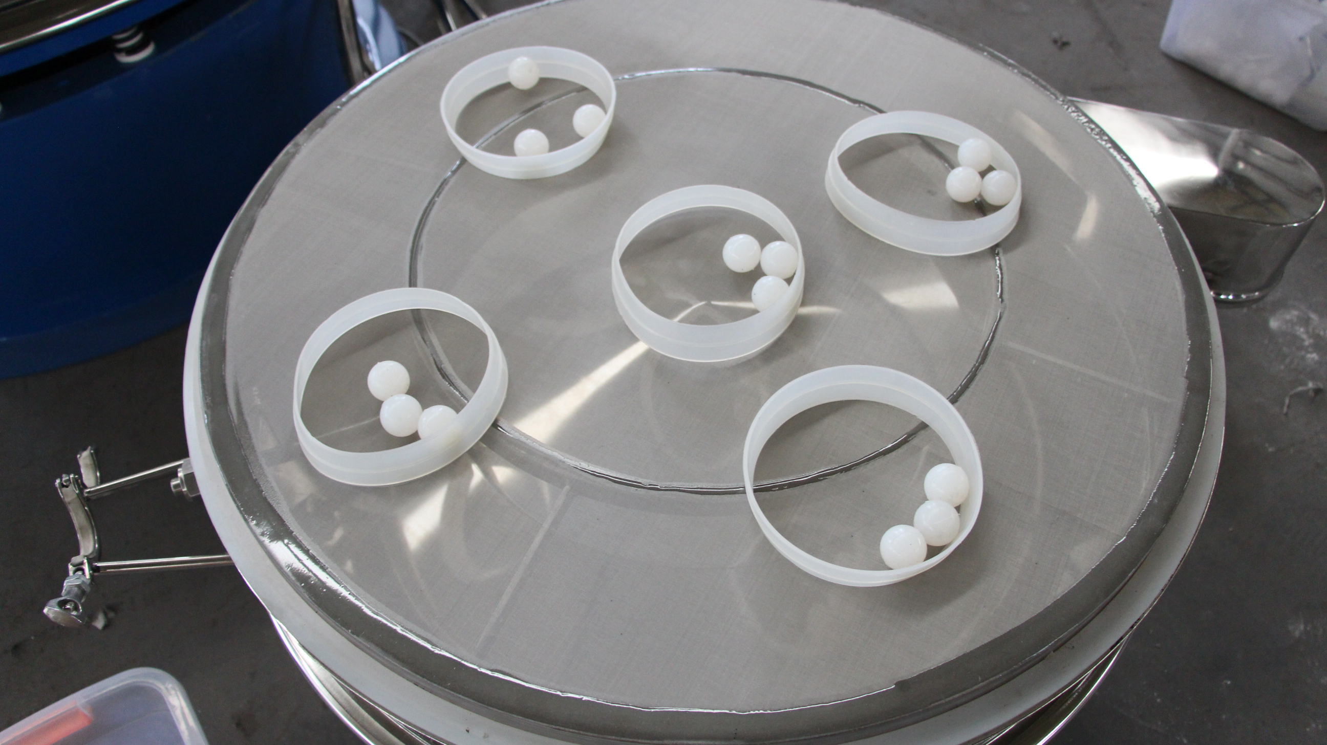 醫(yī)藥振動篩：篩架彈跳球，擋球環(huán)等。