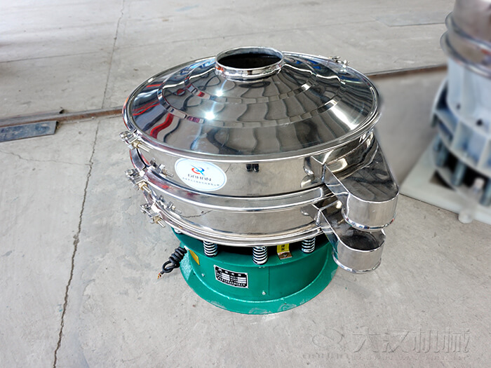  圓形旋振篩材質(zhì)由：不銹鋼+碳鋼，全碳鋼，全不銹鋼三種不同材質(zhì)可供選擇。