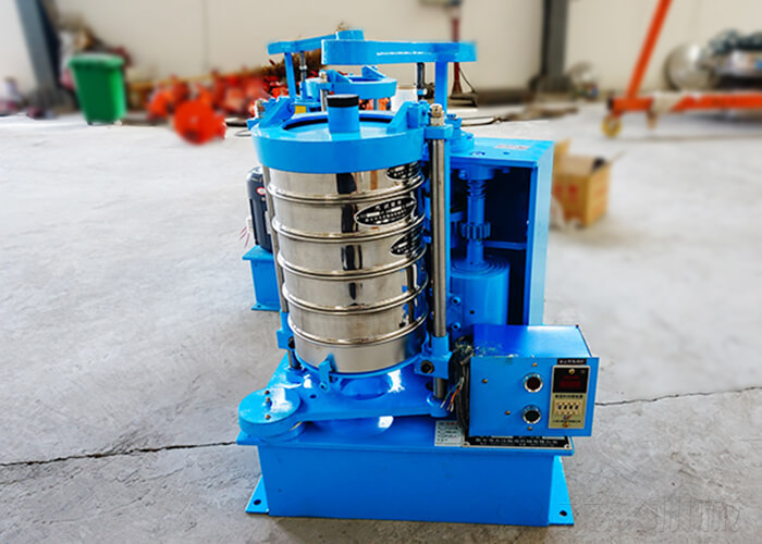 拍擊篩具有水平圓周運(yùn)動(dòng)和垂直敲擊運(yùn)動(dòng)，下料快、不易堵塞